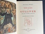 un livre ouvert sur lequel figure l'image d'un homme vêtu d'une robe noire
