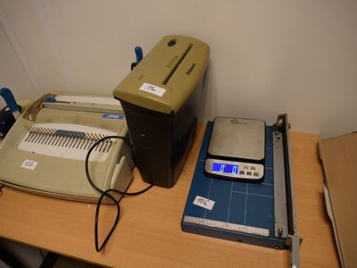 une image représentant un bureau avec une imprimante et un téléphone portable