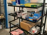 une étagère sur laquelle sont posés de nombreux objets, dans un garage