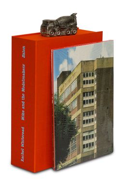 un livre sur lequel figure l'image d'un camion