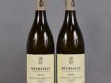 deux bouteilles de vin posées l'une à côté de l'autre sur une table