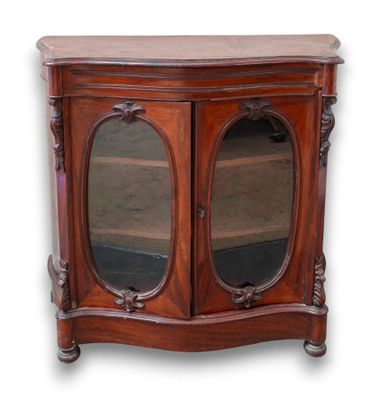 une photo d'une armoire en bois surmontée de deux miroirs