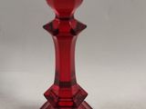 une paire de bougeoirs en verre rouge sur fond blanc