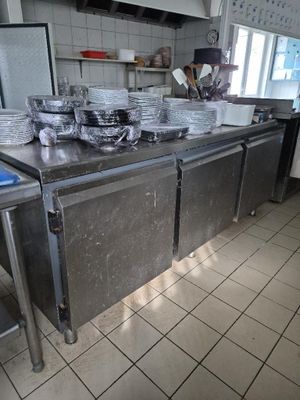 une grande cuisine avec beaucoup de vaisselle sur le plan de travail