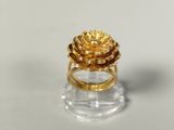 une image représentant une bague en or ornée d'une fleur