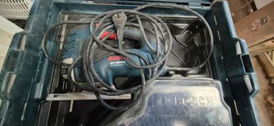 une boîte contenant une perceuse filaire et un cordon d'alimentation