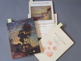 plusieurs livres sont empilés sur une table
