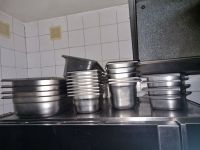 Lot de vaisselle, consommables, batterie de cuisine et bacs … (photo 5)