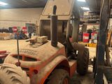 un tracteur garé à l'intérieur d'un bâtiment