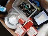 une boîte en carton contenant du matériel électronique et une télécommande