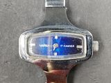 Gros plan sur une montre-bracelet à cadran bleu