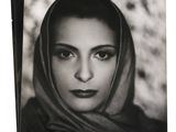 une vieille photo en noir et blanc d'une femme portant un foulard