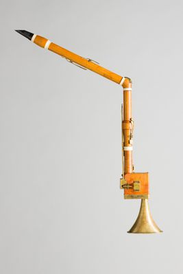 une lampe de bureau en bois sur laquelle est posé un crayon