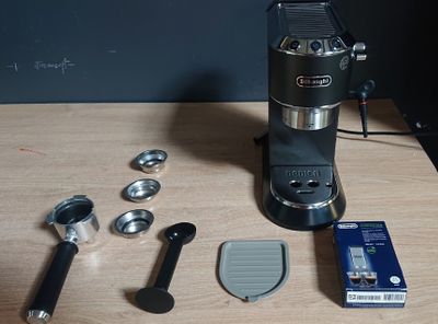 une photo d'une cafetière posée sur une table en bois