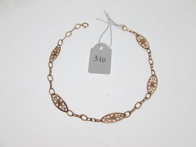 gros plan d'une chaîne de bracelets portant une étiquette de prix