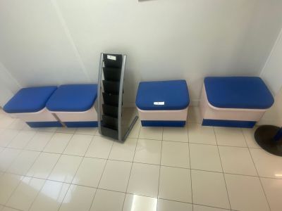 4 Tabourets stratifié blanc coussin bleu, 1 porte-manteaux e… - Photo 1