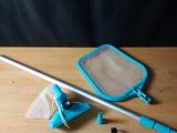 une serpillière et un sac posés sur une table