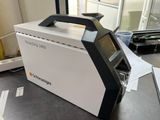 une machine posée sur une table