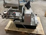 une machine posée sur une palette dans un entrepôt