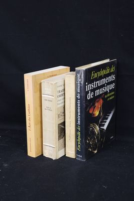 trois livres superposés