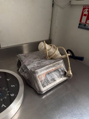 un squelette assis sur une table, à côté d'une horloge
