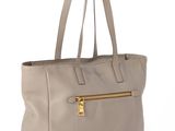 sac fourre-tout en cuir beige avec des fermetures éclair et des finitions dorées