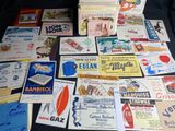 de nombreux types de cartes publicitaires disposées sur une table