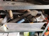 une étagère métallique sur laquelle sont posés tout un tas d'outils