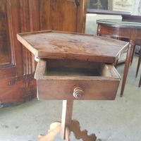 Guéridon tripode en bois fruitier ouvrant à un tiroir en cei… (photo 2)