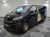 la photo d'une camionnette noire garée dans une pièce