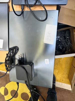 deux ordinateurs portables posés l'un sur l'autre