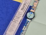 une montre et un stylo posés l'un à côté de l'autre sur une feuille de papier