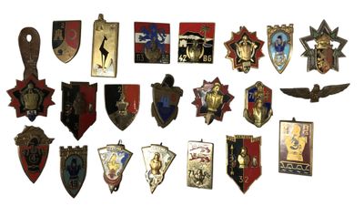 un grand nombre de badges sur une surface blanche
