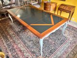 une grande table avec un plateau en verre dans un salon