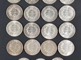 un groupe de pièces d'argent sur une surface noire