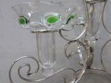 deux vases en verre posés sur un socle en métal