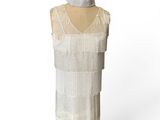 une photo d'une robe sur un mannequin, sur fond blanc