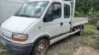 un camion blanc garé à côté d'un immeuble