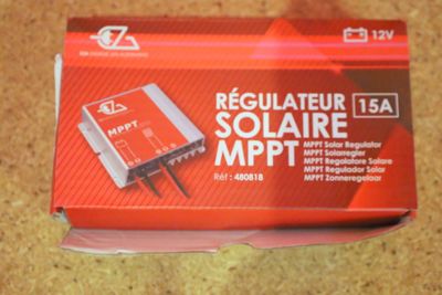 une boîte rouge contenant un petit appareil électronique