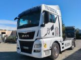 un camion blanc garé dans un parking