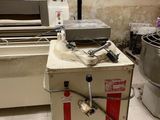 une machine placée au milieu d'une pièce