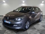 la voiture grise est garée sur un sol en damier dans le garage