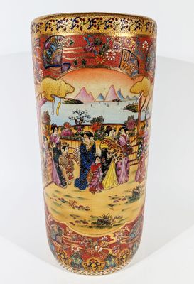 GRAND VASE en céramique à décor émaillé de scène animée de f…