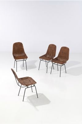trois chaises et une table dans une pièce au sol blanc
