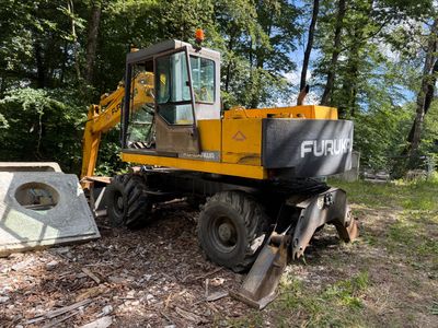 un bulldozer jaune garé dans les bois