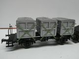 une photo d'un wagon sur lequel sont chargés trois conteneurs
