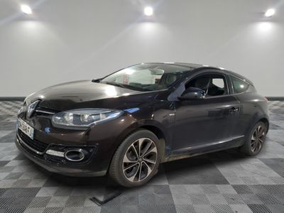 la voiture noire est garée sur un sol en damier dans le garage