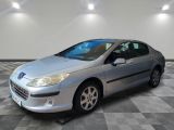la voiture argentée est garée dans le garage sur le sol en damier