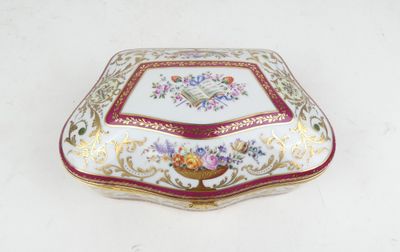 une boîte blanche et dorée ornée de fleurs