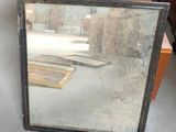 un grand miroir posé sur le sol d'une pièce